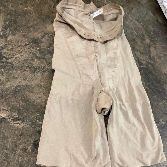 Spanx size A mid-thigh short - Picture 1 of 8